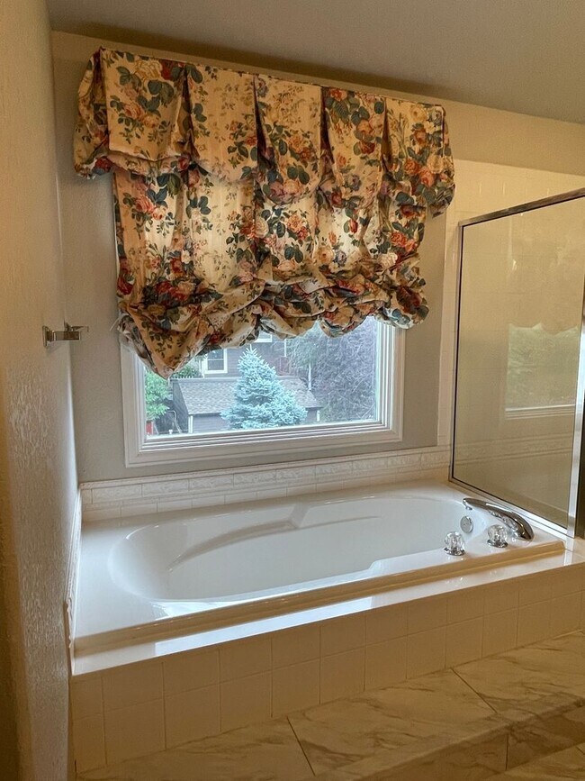 Building Photo - Beautiful Two-Story Home in Cul-de-sac