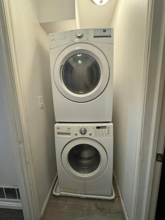 Building Photo - 41 400 S