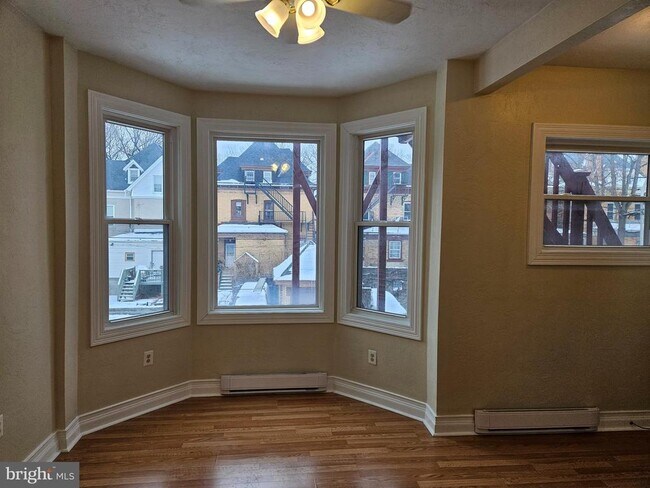 Building Photo - 246 S St Clair St