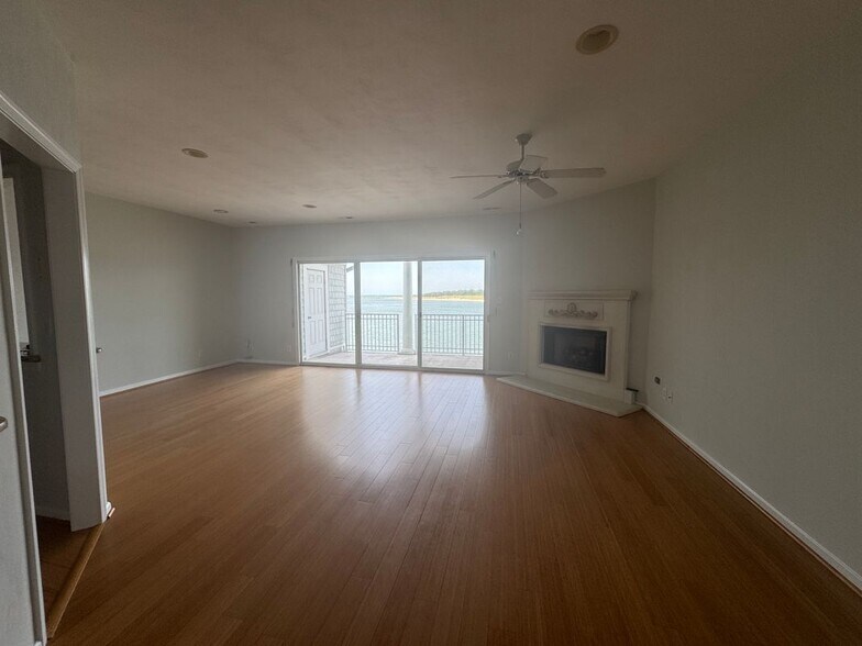 Building Photo - 9462 Bay Front Dr