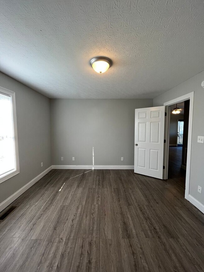 Building Photo - Now Leasing! Move In Ready home with 2 car garage and fenced in backyard!