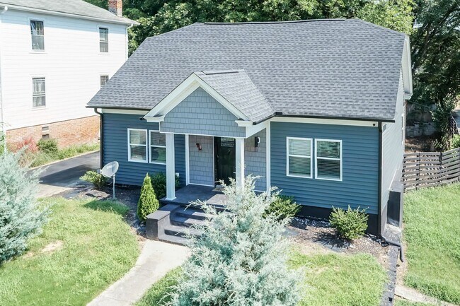 Primary Photo - Huge Home!
