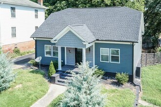 Building Photo - Huge Home!
