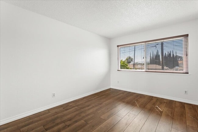 Building Photo - Private Direct-Access 3 Bedroom Townhome with 2 Car Garage, Patio, Balcony, Pool and Tennis