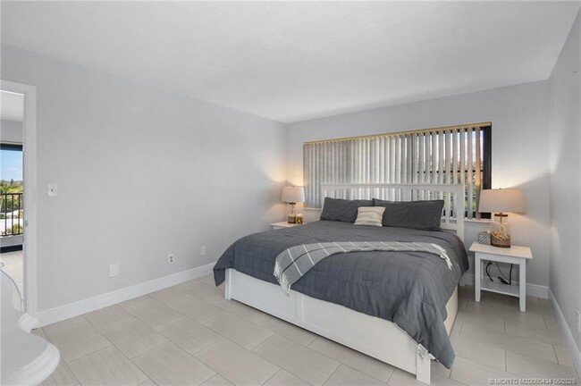 Building Photo - 10044 S Ocean Dr