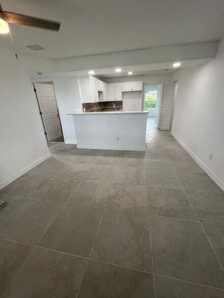 Building Photo - 957 Lewis Dr