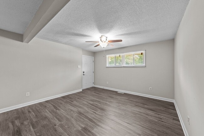 Building Photo - Updated Two Bedroom near Downtown Smithfie...