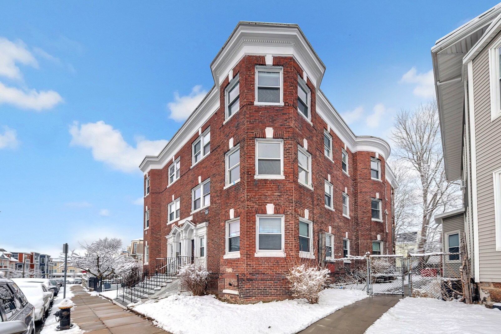 Building Photo - 105 School St