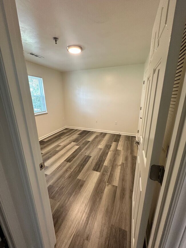 Building Photo - Renovated 4 Bedroom 2 Bath Room Downtown -...