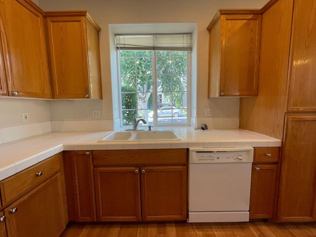 Building Photo - Hillsboro 3Bedroom 2.5 Bath + Den ~ Includes Washer & Dryer and Garage ~ Orenco Gardens Neighborh...