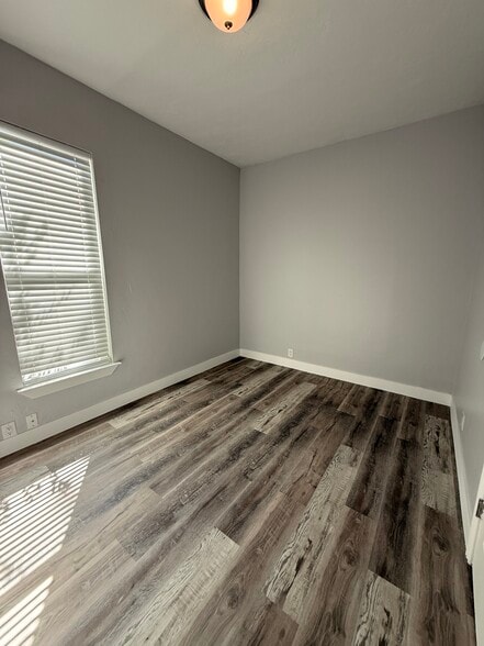 Building Photo - 1085 S 200 W