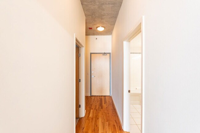 Building Photo - 1620 S Michigan Ave