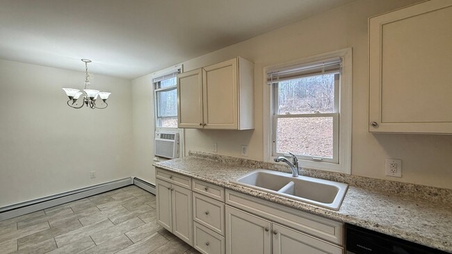 Building Photo - Quiet location, Dale City House