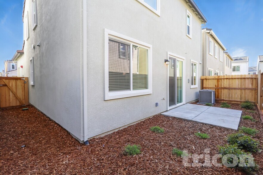 Building Photo - 1106 Victorian St