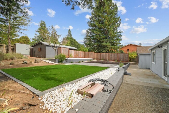 Building Photo - 789 Cañada Rd
