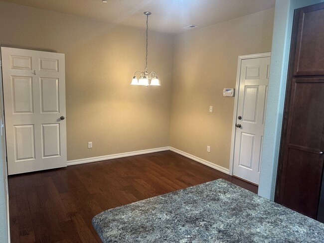 Building Photo - 2 Bedroom townhome in School District 20 w...