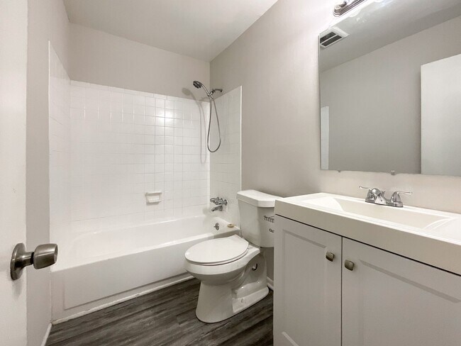 Building Photo - COMING SOON! Charming 2-Bed, 1.5-Bath Retr...