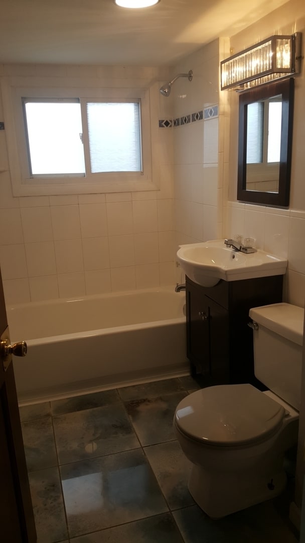 Building Photo - 302 S Walnut St