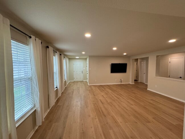 Building Photo - 1600 Knight Trail