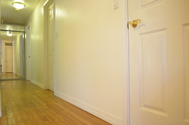 Building Photo - New Kitchen!! Beautiful family home w/extr...