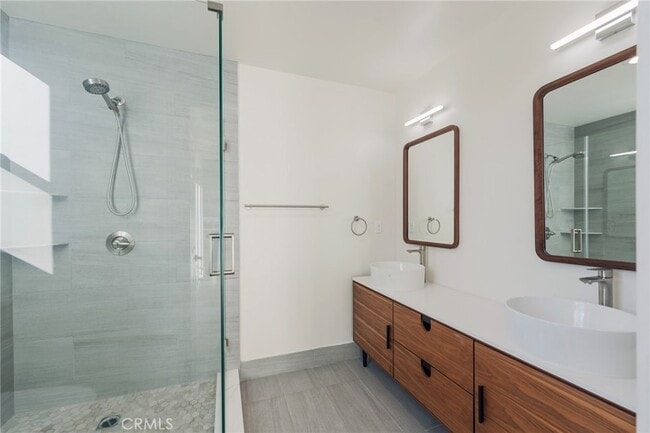 Building Photo - 714 1/2 Chestnut Avenue Unit