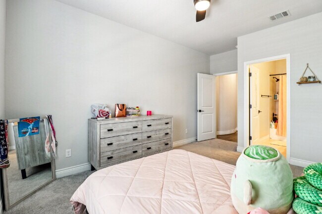 Building Photo - "Spacious 5-Bed Oasis with 4.5 Baths – You...