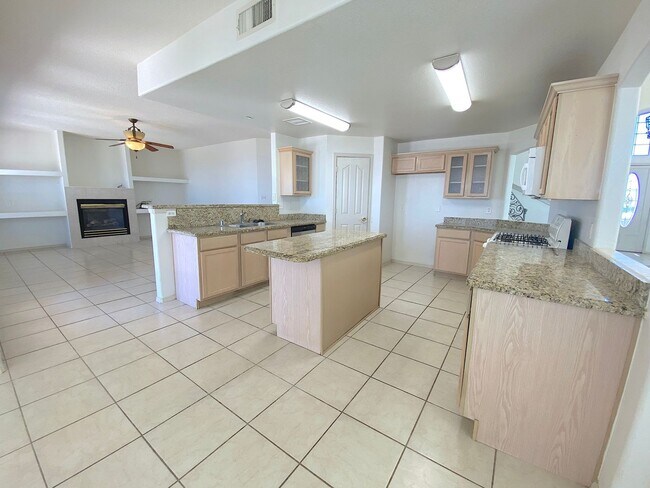 Building Photo - West El Paso LARGE 4bed/3.5bath 3 Car Garage Home-VIEWS!