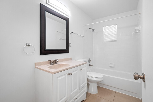 Building Photo - 818 NE 14th Pl