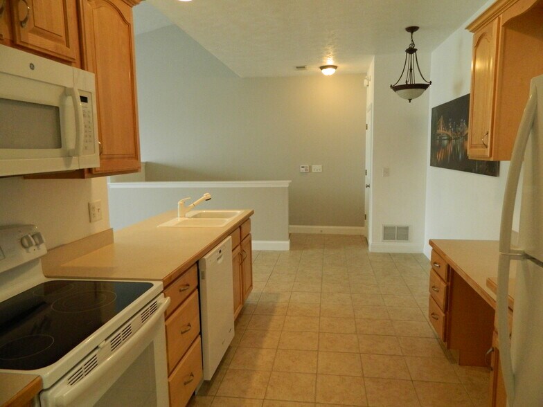 Kitchen - 248 Adams Pointe Blvd