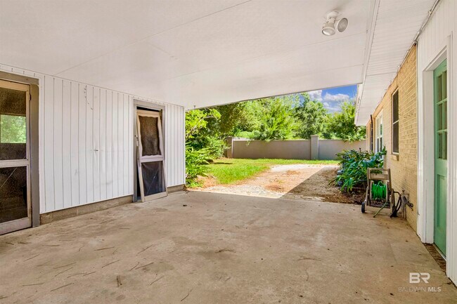 Building Photo - 703 Belrose Ave
