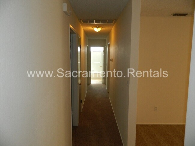 Building Photo - Spacious 4bd/2ba House with 2 Car Garage