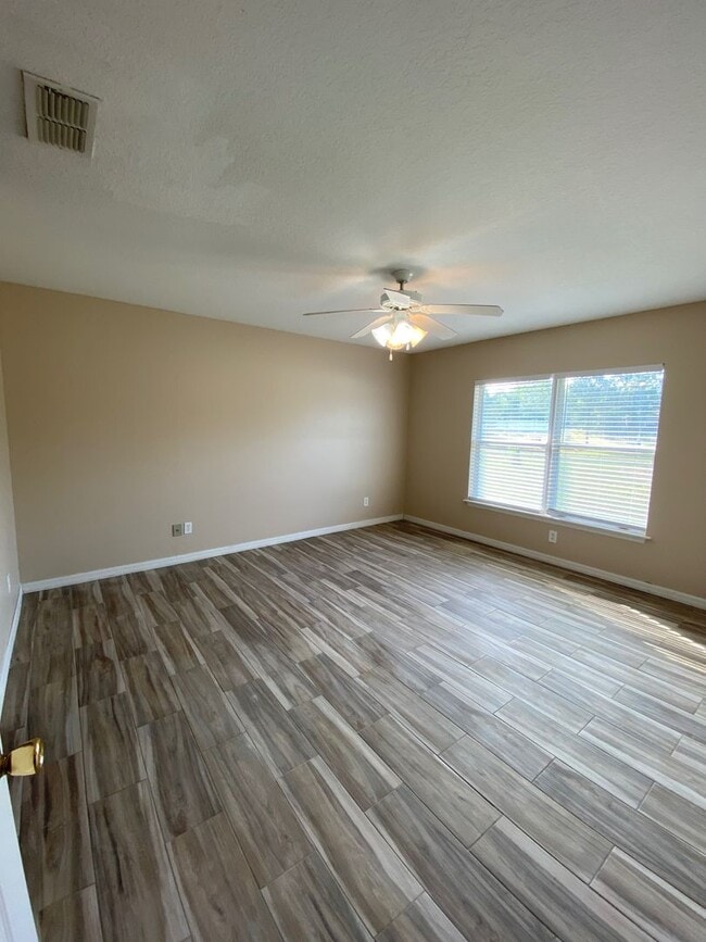 Building Photo - SILVER SPRINGS SHORES 3/2/2 - *WON'T LAST*