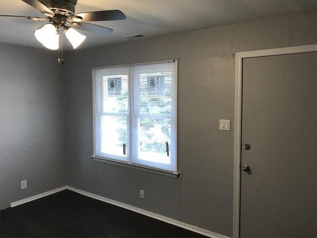 Building Photo - 1018 Lewis Ave