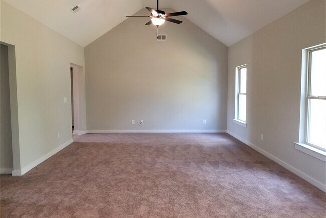 Building Photo - Home for Rent in Lincoln! COMING SOON!