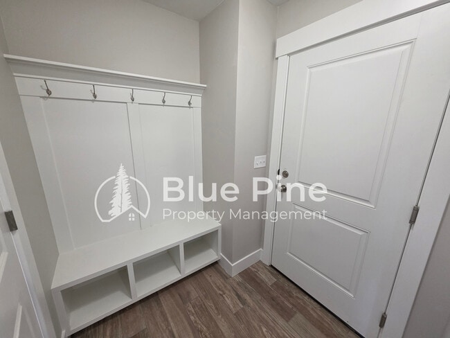 Building Photo - 4589 Blackstone Dr
