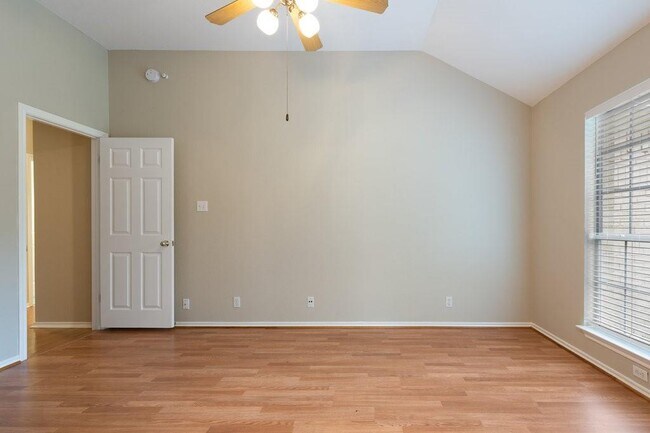 Building Photo - 2110 Red Oak Cir