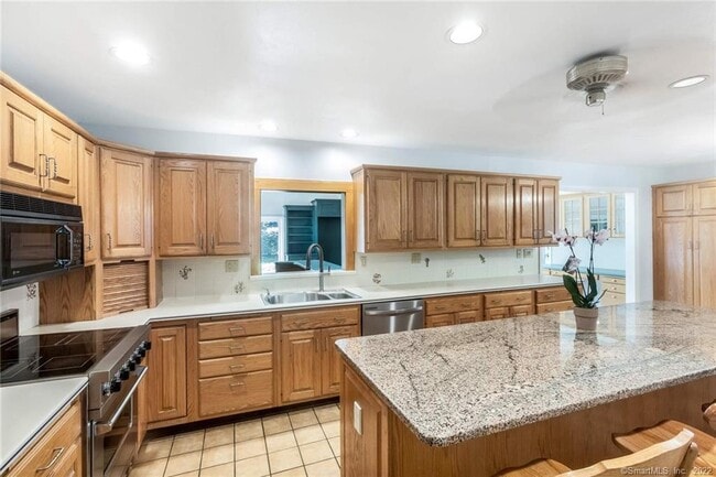 Building Photo - 143 Ponus Ave