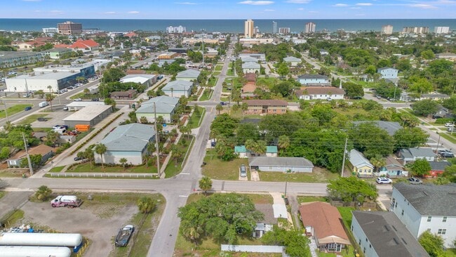 Building Photo - 2 Bed 1.5 Bath Jax Beach - Walk to the Bea...