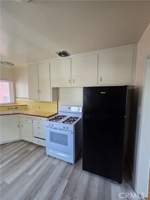 Building Photo - 502 E Cypress Ave
