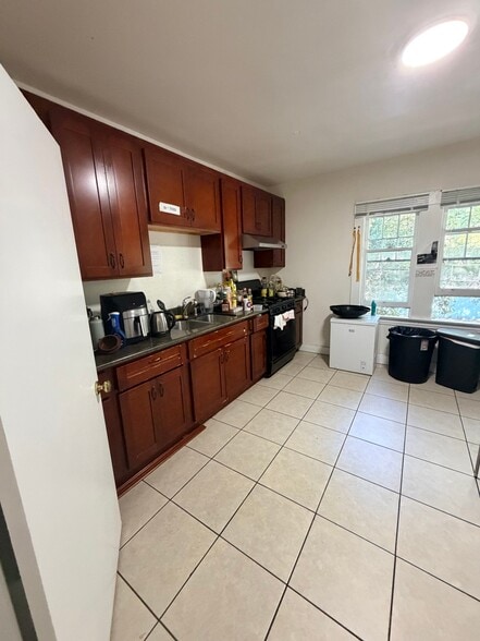 Building Photo - 1780 Le Roy Ave