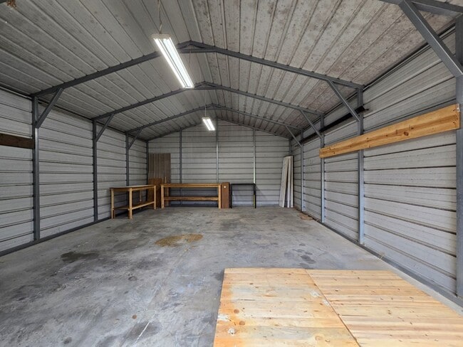 Building Photo - 805 Club Ln