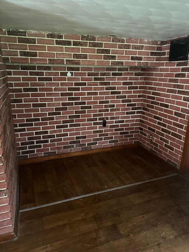 Building Photo - Three Bedroom Single Family House