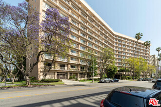 Building Photo - 100 S Doheny Dr