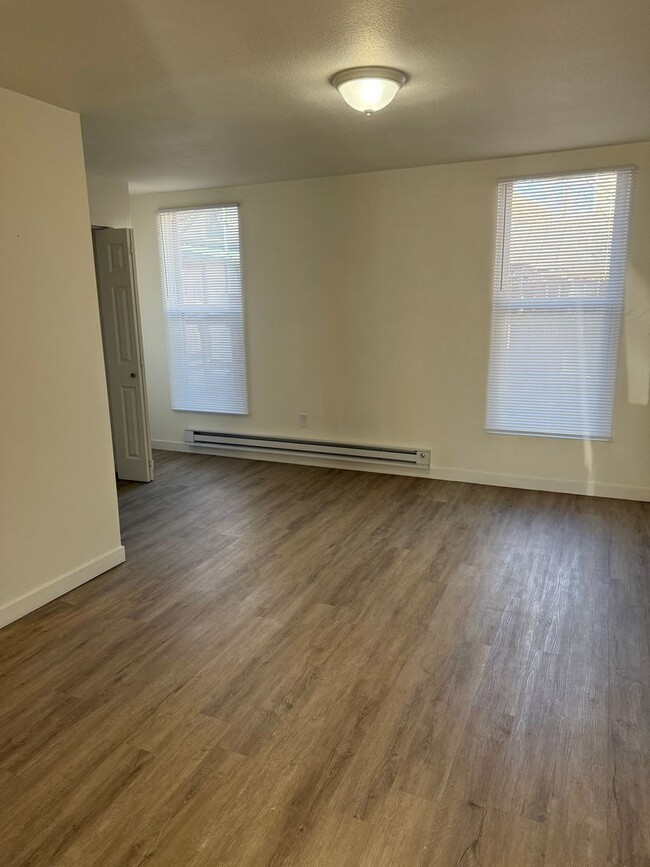 Building Photo - Main Level 1 Bed, 1 Bath Apartment in Old ...