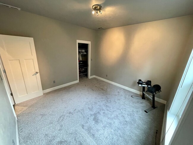 Building Photo - Modern 2 Bedroom, 2.5 Bathroom Bi-Level Du...
