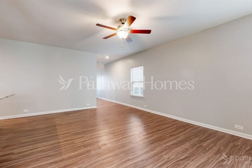 Building Photo - 3950 Lake Manor Way