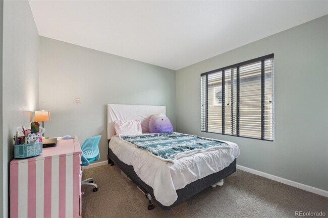 Building Photo - "Charming 3-Bed Sanctuary in Englewood: Spacious 3,089 Sq Ft with 2.5 Baths!"