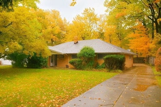 Building Photo - 345 Royal Oak Blvd