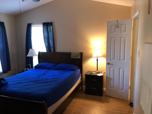 Building Photo - 1112 Frame St