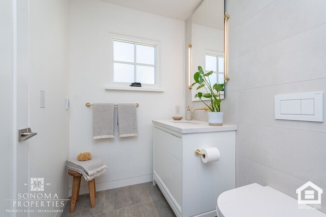 Building Photo - 3 Bedroom Exquisitely Furnished Home